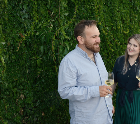 Weingut_Scha__ffer_Escherndorf_Peter_und_Sophie_vor_Laubwand_VDP_Franken_Mainschleife_Familienweingut__002_.jpg