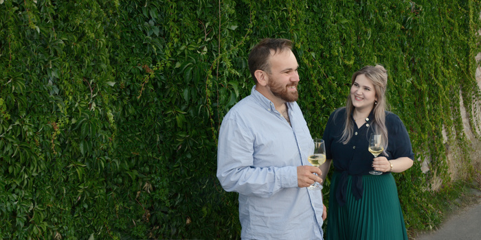 Weingut_Scha__ffer_Escherndorf_Peter_und_Sophie_vor_Laubwand_VDP_Franken_Mainschleife_Familienweingut__002_.jpg