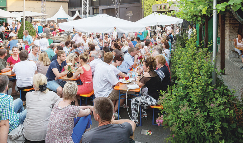 4_Winzer_Sommerach_Pfingstweinfest-Menschen_Foto-Stefan_Bausewein.jpg